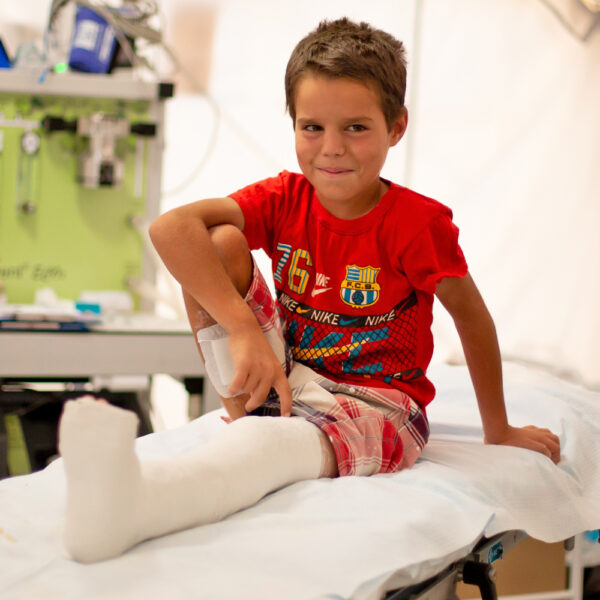 Gutt med gips på benet har fått helsehjelp av Røde Kors