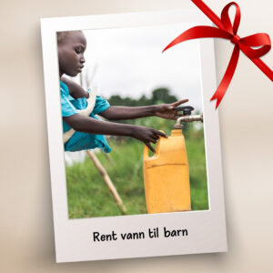 Barn fyller vann i dunk