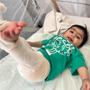 Barn ligger på sykehus med gips