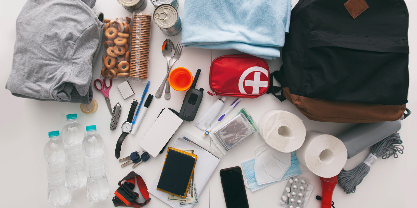 Beredskapslager ligger klart til å pakke i en sekk