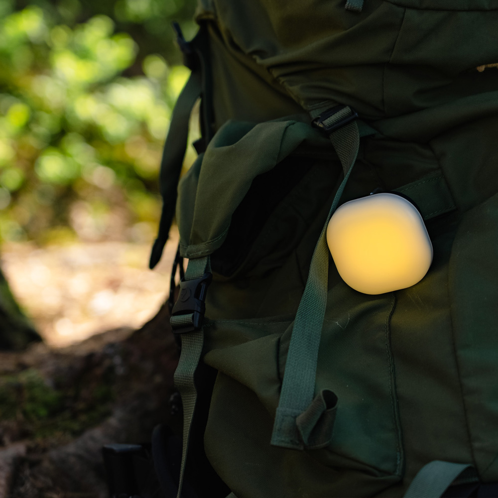 rode-kors-lykt-silva-glow-sekk Liten Glow lampe henger på en sekk ute
